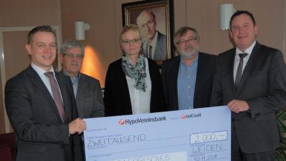 Bild: grm
Eine Spende in Höhe von 2.000 Euro aus der „Klothilde Donhauser-Stiftung“ übergeben HVB-Filialleiter Christian Wolf (links) und stellvertretender HVB-Abteilungsdirektor Tobias Wolf (Fünfter von links.) an das HPZ Irchenrieth mit Aufsichtsratsvorsitzendem Johann Bock (Zweiter von links),