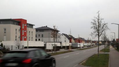 Bild: ch
Auf den Grünstreifen vor den Mehrfamilienhäusern an der Aussiger Straße (links) sollen Parkbuchten entstehen. Die Bäume bleiben. Damit erfüllt der Verkehrsausschuss einen Wunsch aus dem Bürgerhaushalt 2017.