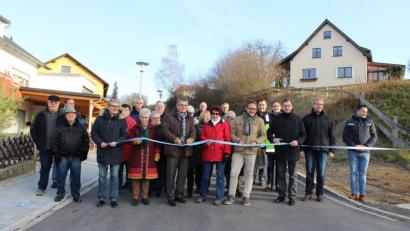 Bild: pko
Bürgermeister, Anwohner, Stadträte und Firmenvertreter gaben die Diendorfer Straße offiziell frei.
