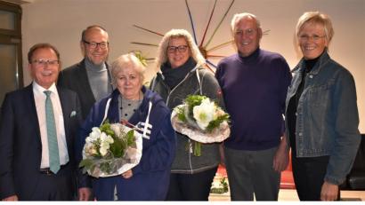 Bild: rgr
Der Vorsitzende des Bürgervereins Helmuth Wächter (Zweiter von rechts) bedankt sich bei der Leiterin des Bürgerladens Monika Sebald (Dritte von links) und bei Angelika Neumann (rechts daneben) mit Blumen. Rechts die zweite Bürgermeisterin aus Grafenwöhr Anita Stauber. Von links: Bürgermeister Werner Walberer aus Pressath und Karl Lorenz, zweiter Bürgermeister von Eschenbach.