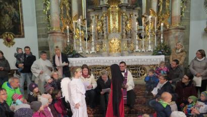 Bild: jzk
„Jeder kann ein Engel sein“, ist eine Botschaft beim adventlichen Kinderwortgottesdienst.