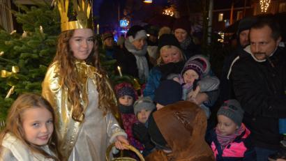 Bild: jr
Christkind Lara Zeitler verteilte kostenlose Lose, damit gab es später Spielwaren zu gewinnen.