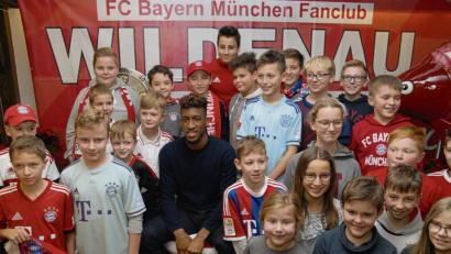 Bild: gb
Kingsley Coman (Mitte) und seine jungen Fans. Der Bayern-Spieler hatte in Wildenau einen sympathischen Auftritt.