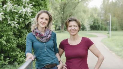 Bild: exb
Elizaveta Smyslova (links) und Catherine Dill von der Freiwillige-Agentur wünschen sich, dass Rettungskräfte ungestört ihrer Arbeit nachgehen können: „Anstand, Respekt und gute Umgangsformen, die einer kultivierten Gesellschaft würdig sind.“