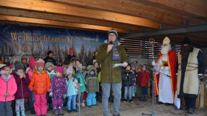 Bild: jr
Bürgermeister Bernd Sommer eröffnet den 28. Waldsassener Weihnachtsmarkt.