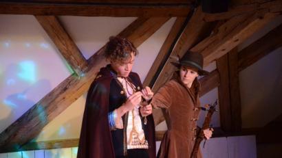 Bild: Kunz
Noch lässt sich der Prinz (Rico Strempel) von Aschenbrödel (Theresa Weidhas), das hier als Jäger auftritt, an der Nase herumführen.