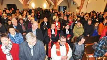 Bild: hai
Regionalbischof Hans-Martin Weiss, Pfarrer Dirk Grafe, Pfarrer Stefan Fischer, Vikarin Kathrin Spies, Pfarrer Konrad Amschl und Teresa Tanner (von hinten nach vorne, jeweils von links nach rechts) ziehen zum Altar.