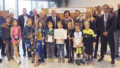 Bild: FIchtelnaabtal-Grundschule
An der Fichtelnaabtalschule wird Sport nicht nur unterrichtet, er wird gelebt. Dazu tragen neben sportbegeisterten Schülern auch Schulleitung, Kollegium, Bürgermeister, Eltern und nicht zuletzt externe Partner bei.