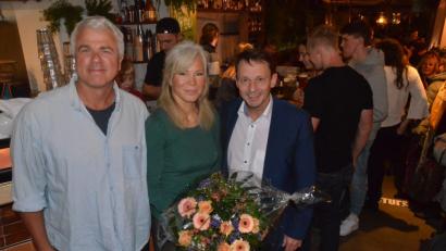 Bild: Kunz
Strahlende Gesichter bei der Eröffnung des neuen Lokals. Bürgermeister Jens Meyer (rechts) beglückwünscht Sabine Ingendorf zur zweiten "Beanery" in Weiden.