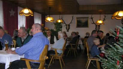 Bild: öt
In gemütlicher Runde trafen sich die Mitglieder des VdK-Ortsverbands Pullenreuth im Landgasthof Steinwald zu ihrer Weihnachtsfeier.