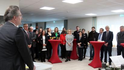 Bild: stg
SeniVita-Geschäftsführer Horst Wiesent (links) konnte zahlreiche Ehrengäste zur Einweihung des haus St. Antonius begrüßen.