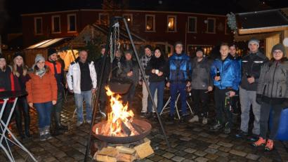 Bild: jr
Ein überwiegend junges Publikum versammelte sich am Freitagabend bei der Christmas-Party des TSV Konnersreuth am Therese-Neumann-Platz.