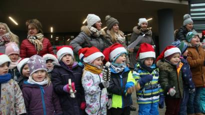 Bild: wro
Die Buben und Mädchen des Kindergartens St. Elisabeth eröffnen den 32. Wiesauer Weihnachtsmarkt.