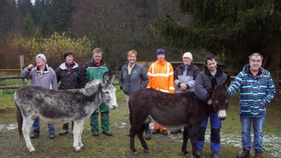 Bild: mmj
Freude herrschte nicht nur bei Heimbewohnern vom "Haus Fuchsenschleife" über die Grautiere, sondern auch bei Einrichtungsleiterin Petra Spachtholz (Vierte von links), Manfred Reiff (Dritter von rechts) und Fr. Rist (Zweite von links).