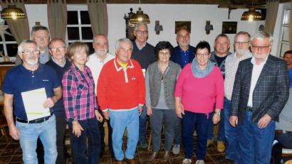 Bild: hai
Vorsitzender Dieter Kottwitz (rechts) und Bürgermeister Manfred Porsch (Zweiter von links) danken Heribert Veigl, Dietmar und Hildegard Baier, Manfred Dorsch, Erwin Mader, Wolfgang Strosetzki, Dora Mader, Jürgen Kühnelt, Anneliese Kuhbandner, Konrad Hübner und Walter Kuhbandner (von links) für 25 und 40 Jahre Treue