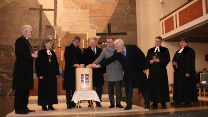 Bild: cog
Erst werfen Michael Bammessel und Susanne Breit-Keßler ihre Spendentütchen ein, dann auch Regierungspräsident Axel Bartelt, Landrat Richard Reisinger, Bürgermeister Michael Göth, Walter Schnell, Vizepräsident der Landessynode, Dekan Karlhermann Schötz und Stadtpfarrer Dr. Roland Kurz (von links).