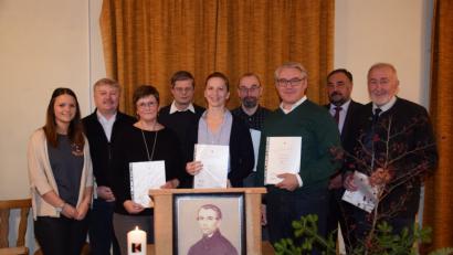 Bild: fla
Vorsitzende Nina Bergmann (links), Präses Janusz Szubartowicz (Zweiter von links), Pfarrer Norbert Götz (Vierter von linksi) und Bürgermeister Josef Beimler (Zweiter von rechts) gratulieren den Geehrten Heidi Klos, Judith Friedl, Werner Fröhlich, Thomas Ebnet und Herbert Kick (von links).