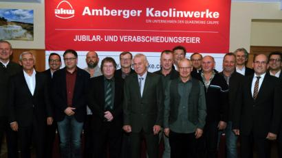 Bild: gf
Die Firma AKW ehrt langjährige Mitarbeiter (von links): AKW-Geschäftsführer Otto Hieber, Personalleiter Peter Lehner, Betriebsratsvorsitzender Christian Hartmann, Ulrich Weidner, Stefan Seebauer, Manfred Schlegl, Jürgen Scheffmann, Eduard Fink, Bernhard Wisgickl, Hubert Zeitler, Werner Zeitler, Werksleiter Bernhard Neudecker, Johann Heindl, Hans Schlosser, Vertriebsleiter Division 2 Claus Raschka, Josef Birner und Divisionsleiter Ralf Jeffraim.