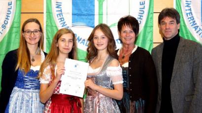 Bild: Hirsch
Karl-Friedrich Barthmann (Umweltministerium Bayern), rechts) überreichte die Urkunde an Realschuldirektorin Marlies Hoffmann, die Schülerinnen Emily Jakobi und Marie Mieschala sowie Studienrätin Julia Lorenz (von rechts).