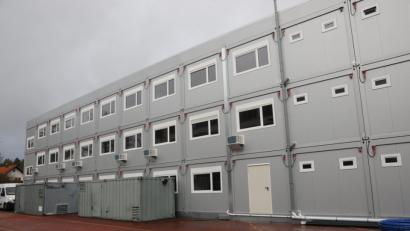 Bild: ge
Noch stehen die Unterrichts-Container an der Walter-Höllerer-Realschule. In etwa zwei Jahren sollen sie dann an den Philosophenweg umziehen.