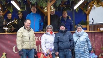 Bild: mng
Um elf Uhr eröffneten erster Bürgermeister Werner Walberer, Stadtpfarrer Edmund Prechtl und der Vorsitzende des Gewerberings, Martin Pepiuk (hintere Reihe, von rechts), den Christkindlmarkt. Die Vorbereitungen und die Organisation oblag abermals in den Händen von Pia Stevens, Stadtverbandsvorsitzenden Christian Panzer, Herta Münsterer und Christian Mörtl (vordere Reihe, von rechts).