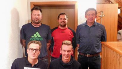 Bild: hai
Spielleiter Christian Veigl, Vorsitzender Stephan Veigl und Trainer Klaus Schinner (hinten von links) danken Max Reis und Julian Meyer (vorne von rechts) für 100 Spiele bei den ASV-Senioren – und das mit nur 22 Jahren.