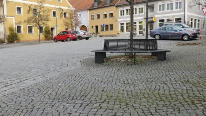 Bild: kö
Vorerst bleibt es beim dringenden Appell an die Grundstücksbesitzer, die eigenen Autos nicht auf dem Marktplatz dauerhaft zu parken. Das Thema "Parkscheibenregelung für den Marktplatz wurde um vier Monate vertagt, in der Hoffnung, dass die Vernunft siegt.
