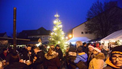 Bild: bey
Der Schwarzenbacher Adventsmarkt des Vereinskartells am neuen Dorfplatz ist ein voller Erfolg.