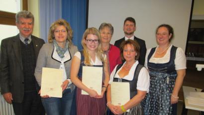 Bild: bl
Die besten Teilnehmerinnen am Teilzeit-Studiengang in Hauswirtschaft an der Landwirtschaftsschule Nabburg sind: (vorne von links) Lidwina Weilhammer, Lena Schmid und Sybille Rühl sowie (nicht im Bild) Marie-Christin Pirzer. Zur sehr guten Leistung gratulierten stellvertretender Landrat Jakob Scharf (links), Raiffeisenbank-Regionalleiter Tobias Fischer und stellvertretende Schulleiterin Ruth Schumann.