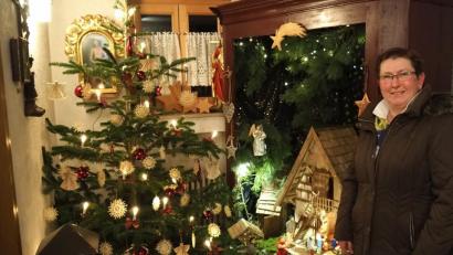 Bild: fvo
Die Aufnahme stammt vom letzten Jahr: Elisabeth Kodalle vor ihrer Schrankkrippe kurz nach Weihnachten. Die Szene zeigt das Jesuskindlein in der Krippe.