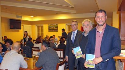 Bild: exb
Jugendbeauftragter Huberth Rosner, zweiter Bürgermeister Peter Gold und Bürgermeister Franz Stahl (von rechts) bedankten sich mit einem Essen bei den vielen Helfern.