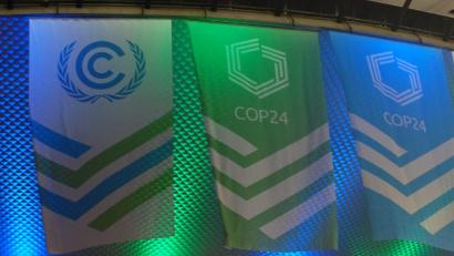Bild: Frank Jordans/dpa
Fahnen mit dem Logo der Klimakonferenz der Vereinten Nationen "COP24" hängen vor dem Veranstaltungsort. Der UN-Klimagipfel zum Klimawandel findet in der südpolnischen Stadt Kattowitz statt.
