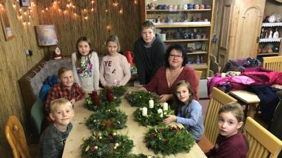 Bild: ksi
Die Adventkränze durften die Kinder anschließend mit nach Hause nehmen.