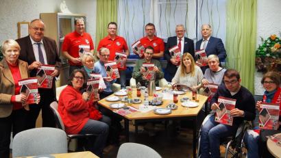 Bild: Bühner
Das Redaktionsteam und die Ehrengäste, darunter Renate Freuding-Spintler („Adventslicht“), Bezirkstagspräsident Lothar Höher (Erste und Zweiter von links), Josef Maier als Vertreter des Bayern-Fanclubs Vohenstrauß (Fünfter von links) sowie Helmut Sturm und Thilo Schmidt vom ARV Oberpfalz (Sechster und Siebter von links).