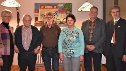 Bild: rgr
Brigitta Bernklau (Vierte von links) ist als erste Vorsitzende des Männergesangvereins wieder gewählt worden. Das Bild zeigt außerdem von links: Zweite Bürgermeisterin Anita Stauber, Hans Mehrl und Michael Schultes sowie von rechts: Georg Ebenhöch und Rudi Haupt.