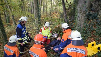 Bild: Josef Graml
Voller Einsatz ist hier gefragt: Der Nachwuchs der Ursensollener Feuerwehr hat bei einem 24-stündigen Ausbildungstag so nah wie möglich an der Realität geübt. Mit dem Rettungsdienst kämpften sich die jungen Einsatzkräfte durch unwegsames Gelände, um einer verletzten Person zu Hilfe zu kommen.