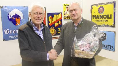 Bild: dl
Bürgermeister Walter Schauer (rechts) bedankte sich bei Sammler und Museumsleiter Herbert Männer mit einem Präsent.