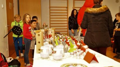 Bild: arw
Alle sind kreativ beim Adventsbasar der St.-Felix-Schule.