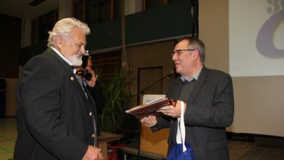 Bild: ads
Als Dank für die Zusammenarbeit und den Einsatz überreicht Schulleiter Norbert Knauer (rechts) dem Vorsitzenden des Förderkreises, Alfons Lindner, ein Buch.