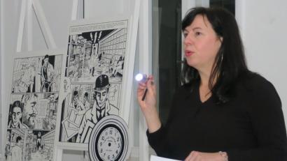 Bild: Hirsch
Nur mit einer Taschenlampe als Lichtquelle führte Künstlerhaus-Leiterin Andrea Lamest die Besucher der Abendvorstellung durch die Ausstellung „Kafka in Komiks“.