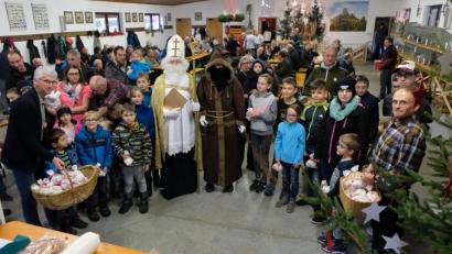 Bild: le
Nikolaussäckchen für die Kleinen, Geflügel oder ein halbes Schwein für die Großen gibt es beim Nikolausmarkt am Sonntag in der Festhalle.