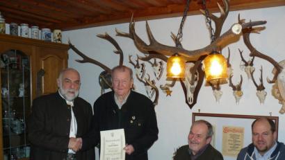 Bild: hrö
An Leopold Mühlhofer (Zweiter von links) übergeben Vorsitzender Wolfgang Schinner (links), sein Stellvertreter Rainer Bayer und Hegeringleiter Bruno Ponnath (von rechts) die Ehrung des Bayerischen Jagdverbandes für 65-jährige Mitgliedschaft.