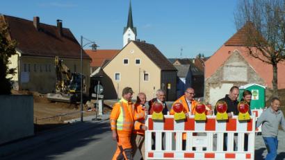 Bild: Portner
Bevor der Bauhof am Dienstagnachmittag die Absperrungen an der Ortsdurchfahrt wegräumte, legten schon mal die Ehrengäste fürs Pressefoto Hand an: Bauhofchef Anton Köppl (von links), Baudirektor Gottfried Weishäupl, Planer Hans Böckl (Ingenieurbüro Weiss), Bürgermeister Max Beer sowie von der bauausführenden Firma der Inhaber Helmut Seebauer, Bauleiter Matthias Vogl und Vorarbeiter Josef Schneeberger.