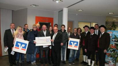 Bild: wfw
Die beiden Vorstände Norbert Waldhauser (Mitte mit symbolischem Scheck) und Michael Hirmer (Zweiter von rechts) der Raiffeisenbank Hirschau sowie Geschäftsstellenleiter Hans-Peter Schmid (Siebter von rechts) übergeben die Spenden an gemeinnützige Organisationen, Vereine und Einrichtungen aus dem Geschäftsgebiet Schnaittenbach.