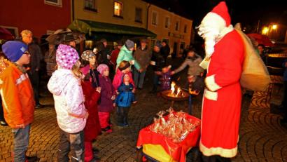 Bild: mef
Der Nikolaus verteilt an die Kinder kleine Päckchen.