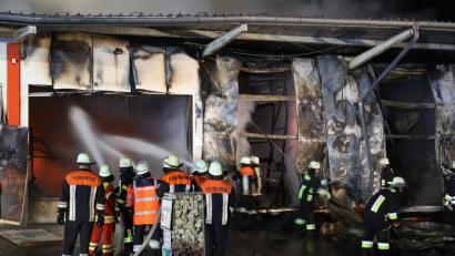 Bild: Wolfgang Steinbacher
Mit einem massiven Aufgebot bekämpfen die Feuerwehren den Brand in Weigendorf.