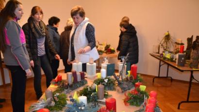 Bild: gi
Hübsch gefertigte Adventartikel gibt es beim Adventbasar des Frauenbunds Etzgersrieth.