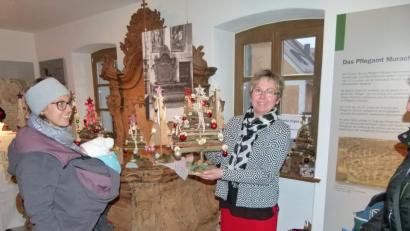 Bild: bgl
Das ehemalige Chorgestühl aus der Stadtpfarrkirche (im Hintergrund) und die verschiedenen Deko- und Schmuckmöglichkeiten für die Weihnachtstage harmonierten bei der Neuauflage des Kunsthandwerkermarktes bestens.