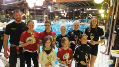 Bild: rbg
Die Gewinnerinnen beim Adventspokalschwimmen mit dem Tirschenreuther Sportbeauftragten Huberth Rosner. Hintere Reihe von links: Denisa Katonova und Lucrecie Janecek (beide Tachov), Marlene Züllich, Daria Codlova und Carina Bönisch (alle Tirschenreuth) sowie vorne von links Leana Chernova (Neumarkt), Stela Korinkova (Tachov) und Sophia Grace Storm (Weiden).