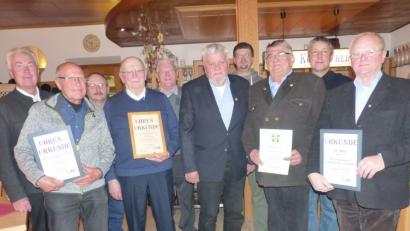 Bild: sl
Vorsitzender Josef Varnhold gratuliert mit Karl Herrmann, Josef Winter, Holger Scheufler und Pfarrer Adam Nieciecki (zweite Reihe, von links) den Geehrten: Adolf Schwägerl, Herbert Braun, Hermann Lindner, Anton Kick und Johann Winter (vorne, von links)